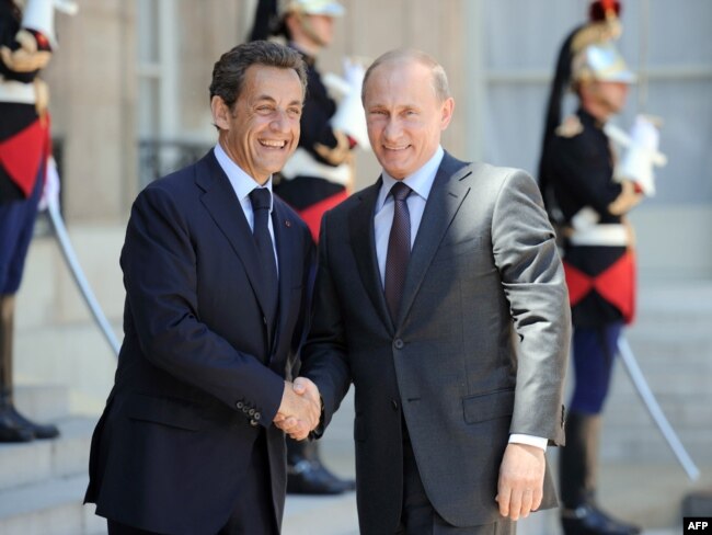 Il presidente francese Nicolas Sarkozy (a sinistra) accoglie Putin all'Eliseo a Parigi l'11 giugno 2010.