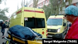 Во время эвакуации пострадавших после нападения на политехнический колледж на территории городской больницы Керчи