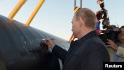 Президент России Владимир Путин на месте открытия участка нефтепровода. Ус Хатын, 1 сентября 2014 года.