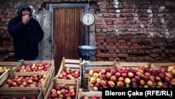 Shitës mollash në tregun e Vushtrrisë 
