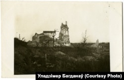 Разбураны касьцёл у Крэве, справа ў кадры замкавыя парэшткі, ліпень 1917 году