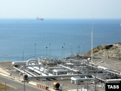 Каспий құбыр консорциумының теңіз терминалындағы мұнай айдайтын станция.