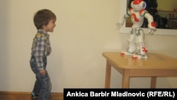 Хорватский мальчик, страдающий расстройством аутистического спектра (РАС), играет со специальным роботом, который используется для улучшения диагностики и оценки больных детей.