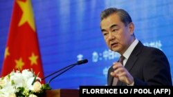 وانگ یی در این تصویر در جریان کنفرانس خبری در پکن در ماه مه؛ وزیر خارجه چین می‌گوید کشورش «بسیار نگران» بحران فعلی در غرب قاره آسیا است