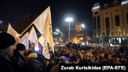 Демонстранты у здания парламента Грузии. Тбилиси, 25 ноября 2019 года.