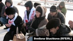 Гражданские активисты читают молитву после возложения цветов в память о жертвах Жанаозенских событий 2011 года. Астана, 16 декабря 2013 года. 