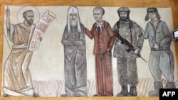 Изображенные в церкви персонажи, похожие на патриарха Кирилла и Владимира Путина 
