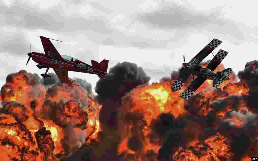 Acrobatic pilots perform at the Australian International Airshow at the Avalon Airfield in the city of Lara, southwest of Melbourne. (AFP/Paul Crock)