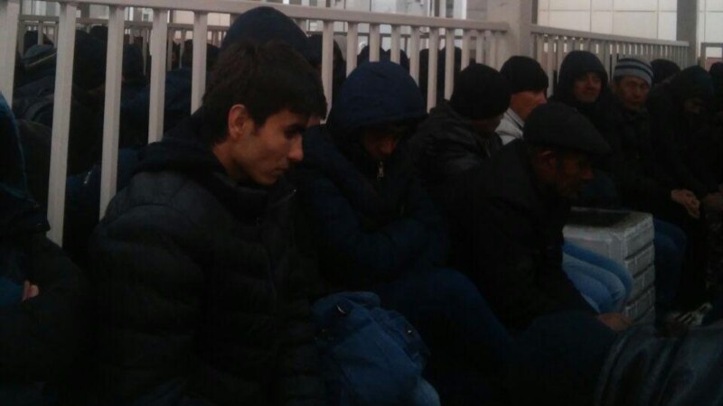 В Санкт-Петербурге сотням таджикских мигрантов отказали в выдаче патента 