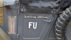 Надпись на немецком на дверце военного джипа