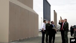Președintele Donald Trump inspectînd prototipurile de construcții pentru un zid anti-imigrație, 13 martie 2018
