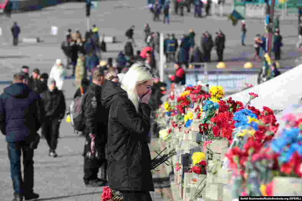 Люди вшановують пам&#39;ять загиблих на Майдані, покладаючи квіти на алеї Героїв Небесної сотні, Київ, 20 лютого 2017 року ПЕРЕГЛЯНЬТЕ ВІДЕО: Майдан 18-19 лютого. Це було тут