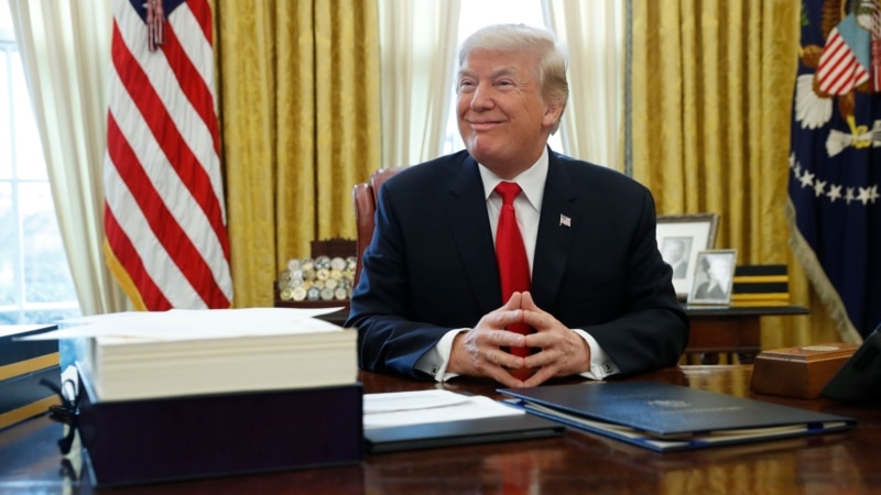 Trump nënshkruan ligjin e ri për taksat