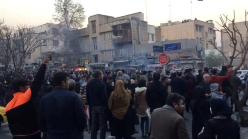 Ирандык депутат өкмөткө каршы демонстрацияларда 3700 киши кармалганын айтты