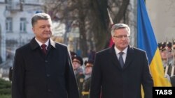 Президент Украины Петр Порошенко и президент Польши Бронислав Коморовский (слева направо) 