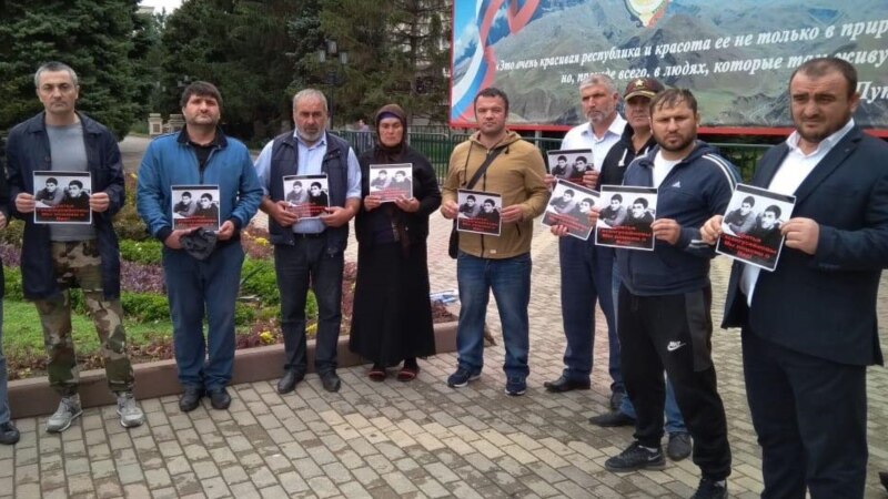 Десятки дагестанцев вышли к зданию правительства, чтобы поддержать Гасангусеновых