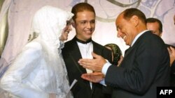 İtaliyanın o zamankı baş naziri Berlusconi 2003-cü ildə Bilal Erdoğın toyunda iştira edib