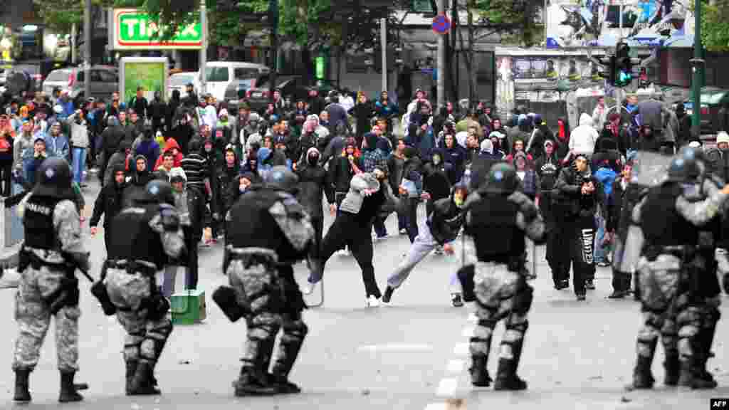 Makedonija - Protesti, uglavnom mladih ljudi, u Skopju, koji su tražili brzo rasvjetljavanje petostrukog ubojstva u Smilkovcima, 16.04.2012. Foto: AFP / Robert Atanasovski 