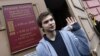 Руслан Соколовский покидает здание суда