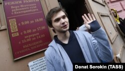 Руслан Соколовський після оголошення йому вироку біля будівлі суду в Єкатеринбурзі, Росія, 11 травня 2017 року