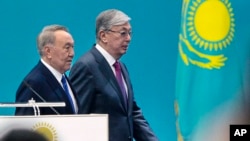 Қазақстанның бірінші президенті Нұрсұлтан Назарбаев (сол жақта) және қазіргі президент Қасым-Жомарт Тоқаев.