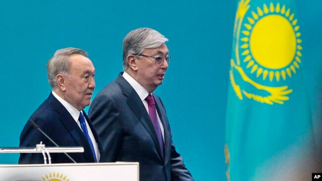 Первый президент Казахстана и председатель партии «Нур Отан» Нурсултан Назарбаев с Касым-Жомартом Токаевым на партийном съезде, выдвинувшем Токаева кандидатом в президенты. Нур-Султан, 23 апреля 2019 года.