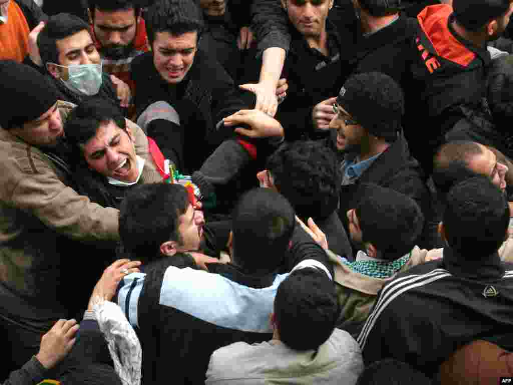 درگیری حامیان جنبش سبز با طرفداران دولت محمود احمدی‌نژاد در تهران - گالری عکس و فیلم 