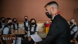 Konobari sa zaštitnim maskama u jednom kafiću u Pragu, 24 maj 2020.