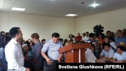 Переполненный зал судебного заседания перед слушаниями по делу компании «Азбука жилья». Астана,13 июля 2016 года.