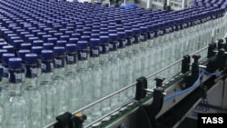 Производство водки на российском заводе, архивное фото.