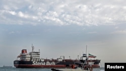 RANI - Një varkë e Gardës Revolucionare Iraniane lundron pranë Stena Impero.