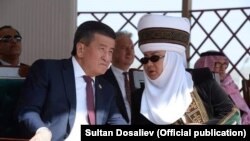 Қырғызстанның бұрынғы басшылары Сооронбай Жээнбеков және Роза Отынбаева. 2018 жыл.