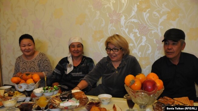 Роза Тулетаева (вторая справа) вместе с дочерью (слева) и родственниками дома после освобождения из тюрьмы. Жанаозен, 20 ноября 2014 года.