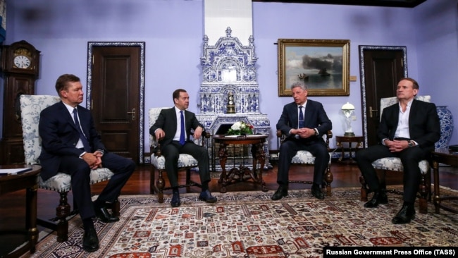 Зліва направо: голова правління російського «Газпрому» Олексій Міллер, прем'єр-міністр Росії Дмитро Медведєв, кандидат на посаду президента України Юрій Бойко і голова політичної ради партії «Опозиційна платформа – за життя» Віктор Медведчук. Москва, 22 березня 2019 року
