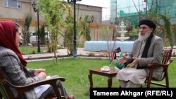 گلبدین حکمتیار رهبر حزب اسلامی حین مصاحبه اختصاصی با رادیو آزادی در خانه‌اش در منطقه دارالامان کابل. April 14 2019