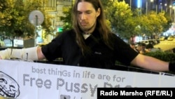 Czech Republic - pickets to protect the Pussy Riot, Prague, 16Aug2012