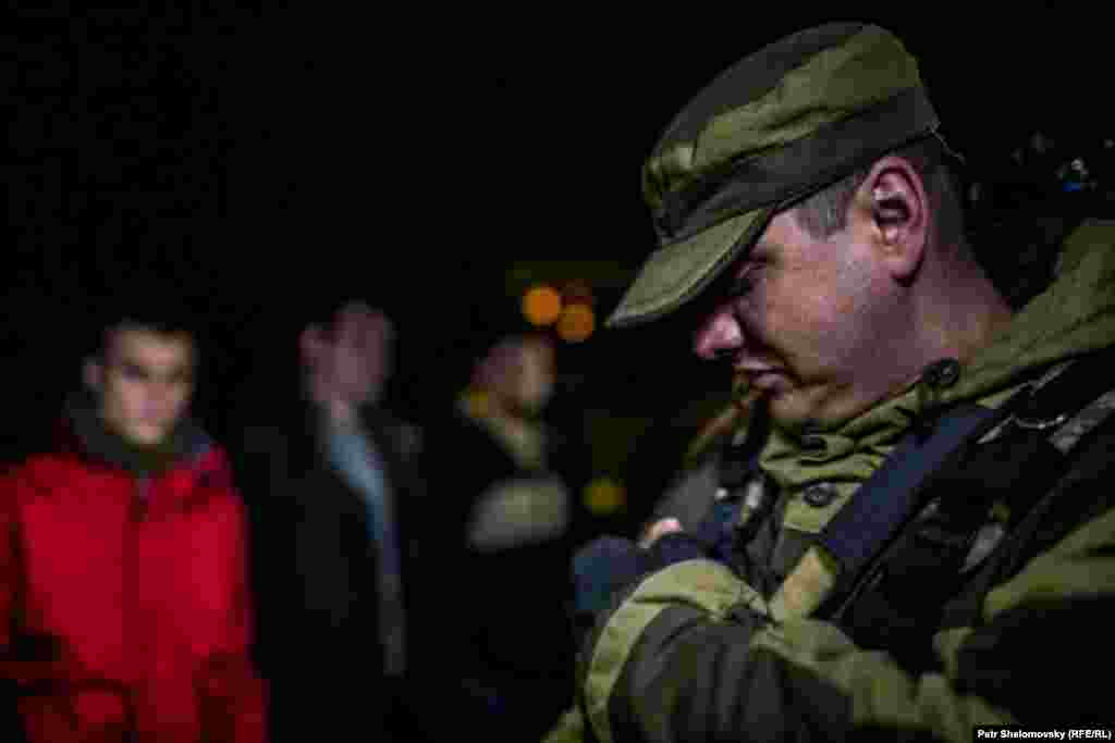 Донецк, представители самопровозглашенной "ДНР" отпустили 16 украинских пленных. 7 апреля 2015 года
