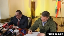 Игорь Плотницкий и Александр Захарченко (справа), главари группировок «ДНР» и «ЛНР», которые признаны в Украине террористическими. Оккупированный Луганск, 17 февраля 2017 года