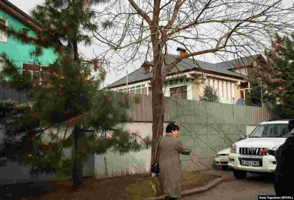 Оң жақтағы үйде осыдан 7 жыл бұрын Заманбек Нұрқаділовтің мәйіті табылған болатын. Алматы, 12 қараша 2012. 
