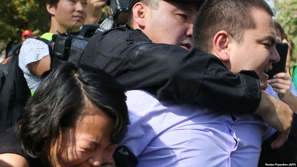 Полиция силой задерживает участников митинга оппозиции в Алматы, 21 сентября 2019 года