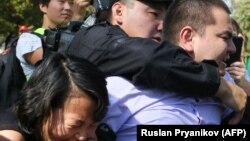 Полиция силой задерживает участников митинга оппозиции в Алматы, 21 сентября 2019 года