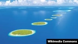 Мальдивские острова в Индийском океане - знаменитый центр притяжения туризма