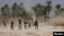 Іракські солдати під час сутички з ісламістськими бойовиками на південь від Багдада, 30 червня 2014 року