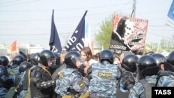 Полиция теснит демонстрантов на "Марше миллионов" в Москве
