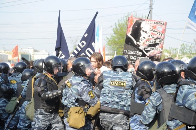 Во время задержания участников акции протеста на Болотной площади, Москва, Россия, 2012 год