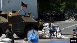 Вооруженные сторонники так называемой "Донецкой народной республики" контролируют блокпост под Донецком 