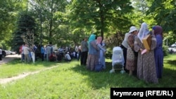 İnsanlar Aqmescitteki Rusiye mahkemesi yanında toplaştı