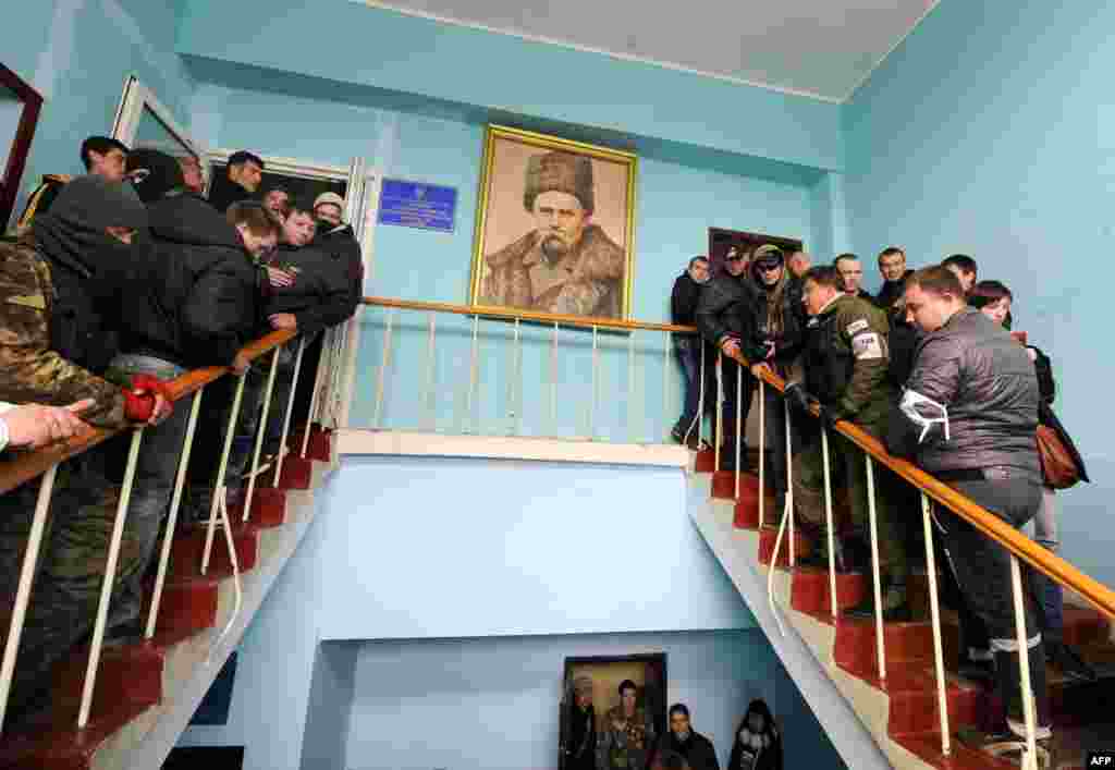 Проросійські активісти займають український штаб ВМФ у Севастополі, 19 березня 2014 року