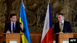 Міністр закордонних справ України Павло Клімкін (ліворуч) поруч з міністром закордонних справ Чехії Любомиром Заоралеком. Прага, 19 травня 2015 року
