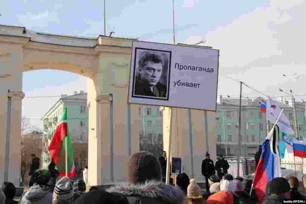 &quot;Пропаганда үтерә&quot; шигаре һәм Немцов фотосы бер сурәттә